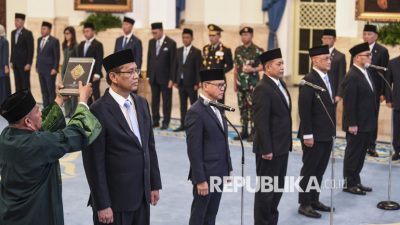 (dari kiri) Menteri Keuangan Purbaya Yudhi Sadewa, Kepala Badan Pelindungan Pekerja Migran Indonesia (BP2MI) Muktaruddin, Menteri Koperasi Ferry Juliantono, Menteri Haji dan Umroh Mochamad Irfan Yusuf dan Wakil Menteri Haji dan Umroh Dahnil Azhar Simanjuntak menggucapkan sumpah jabatan saat pelantikan menteri dan wakil menteri Kabinet Merah Putih di Istana Negara, Kompleks Istana Kepresidenan, Jakarta, Senin (8/9/2025). Presiden Prabowo Subianto melantik Purbaya Yudhi Sadewa sebagai Menteri Keuangan menggantikan Sri Mulyani Indrawati, Muktaruddin sebagai Kepala Badan Pelindungan Pekerja Migran Indonesia (BP2MI) menggantikan Abdul Kadir Karding, Ferry Juliantono sebagai Menteri Koperasi menggantikan Budi Arie Setiadi dan mengangkat Mochamad Irfan Yusuf sebagai Menteri Haji dan Umroh beserta Wakilnya Dahnil Azhar Simanjuntak.