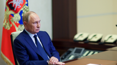 Presiden Rusia Vladimir Putin mendengarkan keterangan soal serangan Ukraina di wilayah Kursk di kantornya di Moskow, Rusia, Kamis, 8 Agustus 2024.