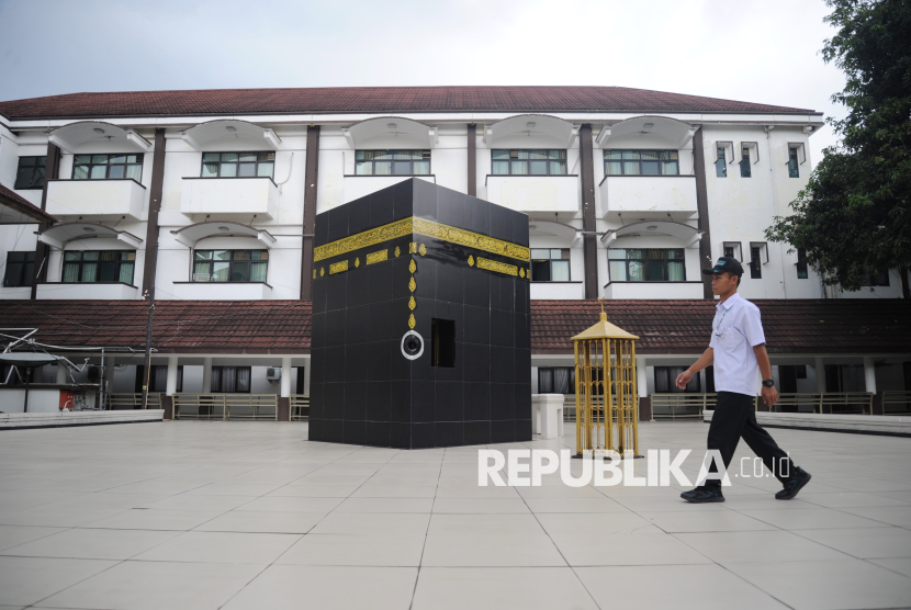 Petugas melintasi area manasik di Asrama Haji Bekasi, Jawa Barat, Senin (28/4/2025). Persiapan terus dilakukan untuk menyambut kedatangan calon jemaah haji tahun 1446 Hijriah. Asrama Haji Bekasi telah memastikan kesiapan dalam melayani para jemaah, dengan berbagai fasilitas yang telah disiapkan, seperti kamar tidur yang nyaman, aula kedatangan dan keberangkatan, klinik kesehatan, dapur, gudang logistik , area manasik, serta area parkir yang luas. Para calon jemaah haji direncanakan mulai masuk asrama pada 1 Mei 2025, sebelum diberangkatkan ke Tanah Suci. Persiapan ini bertujuan untuk memastikan kenyamanan dan kelancaran proses keberangkatan jemaah.