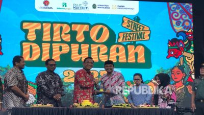 Wakil Wali Kota Yogyakarta, Wawan Harmawan (ketiga kiri) saat membuka Tirtodipuran Street Festival 2025 dan Gelar Potensi UMKM Kemantren Mantrijeron, Sabtu (25/10/2025).